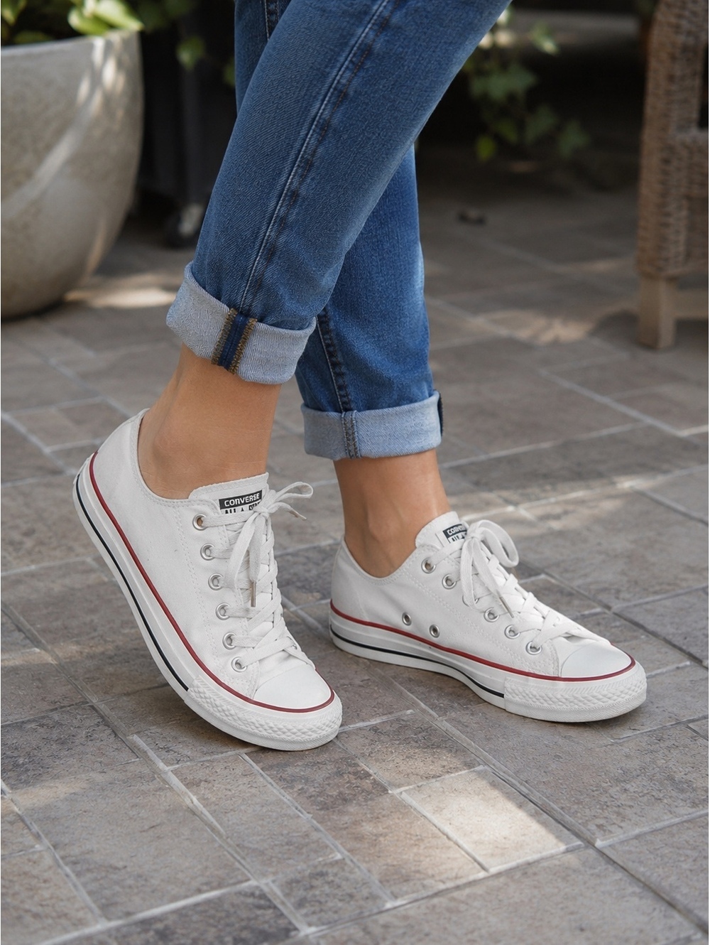 Converse Size 8 White Chuck Taylor All Star Low Top Shoes